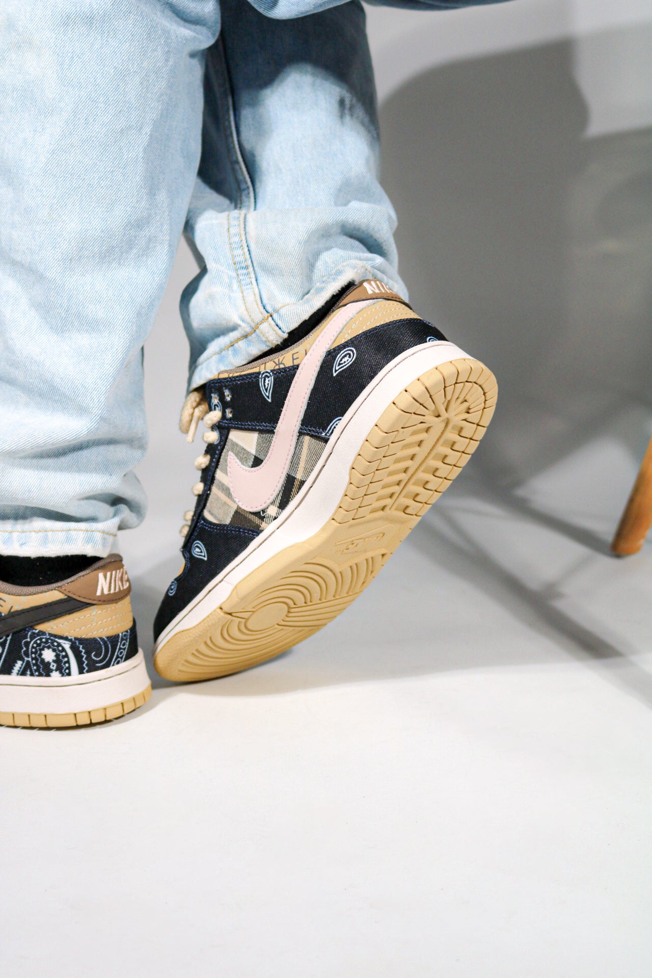 NIKE SB DUNK LOW X TRAVIS SCOTT